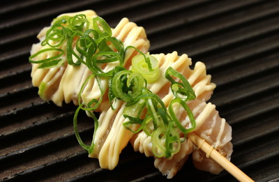 但馬地鶏のレア炙りネギマヨソース