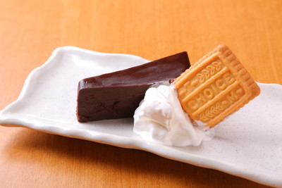 ショコラケーキと生クリーム